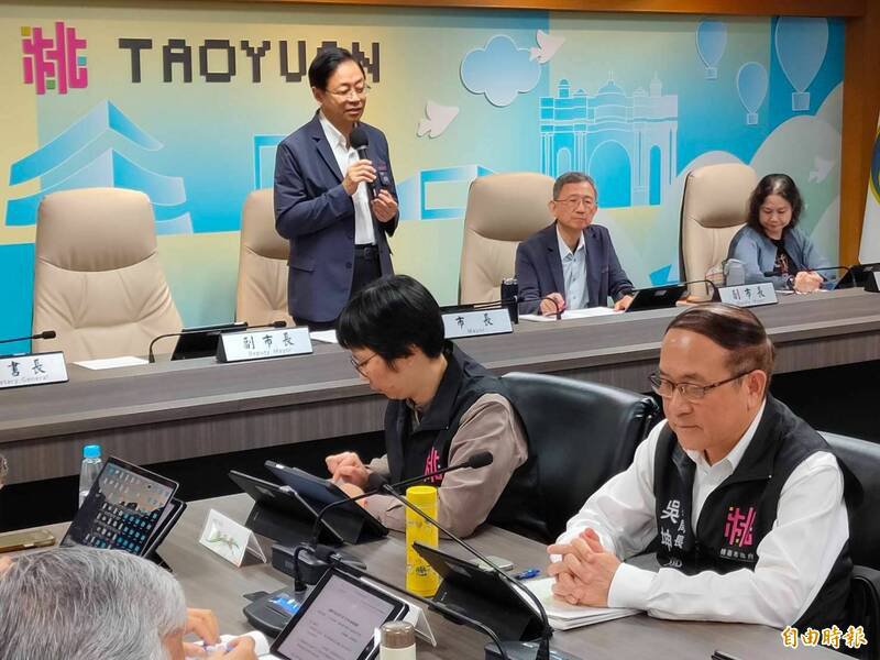 桃园市警察局长吴坤旭即将届龄退休,9日是他最后一次参与市政会议,市长张善政特别感谢他多年来对桃园治安的奉献。(记者郑淑婷摄) 桃园市警察局长吴坤旭即将届龄退休,9日是他最后一次参与市政会议,市长张善政特别感谢他多年来对桃园治安的奉献。(记者郑淑婷摄)