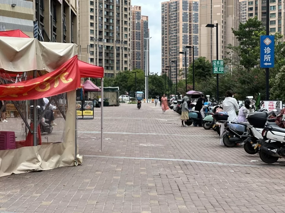男童在餐馆外遭醉汉用塑料椅砸头:或需做开颅手术