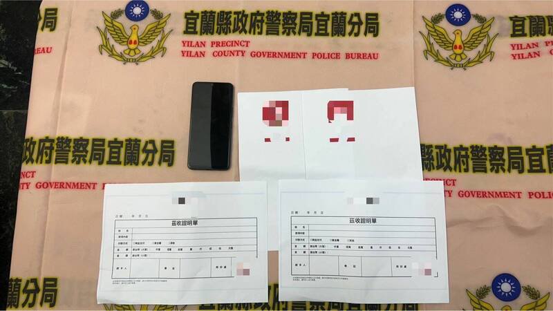 警方查获假证件及空白收据。(图由民众提供) 警方查获假证件及空白收据。(图由民众提供)