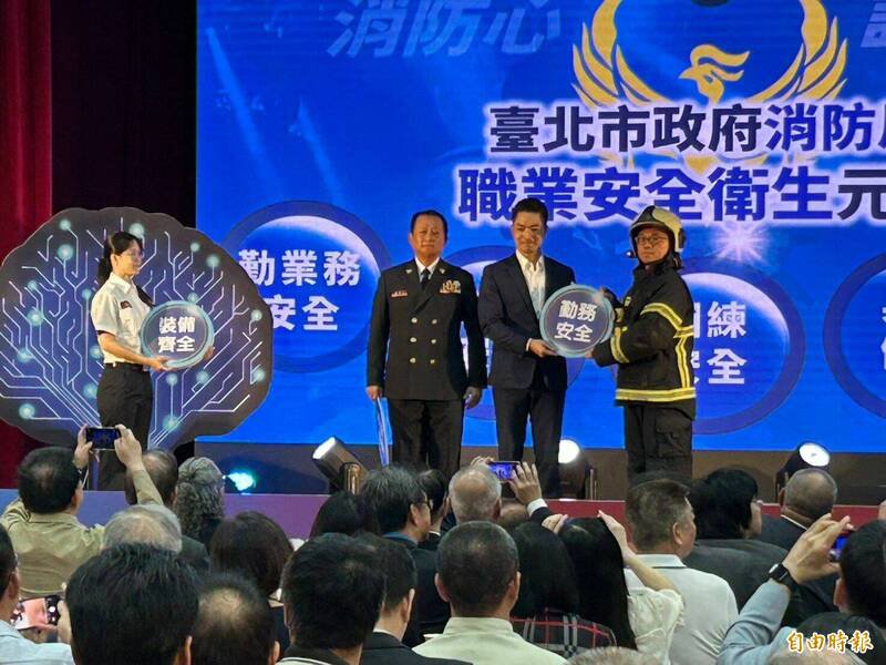 台北市市长蒋万安出席「消防心、护台北,荣耀30再出发」活动,强调希望透过结合科技,让防救灾能更进一步,即时救援,也确保消防弟兄的安全。(记者邱俊福摄) 台北市市长蒋万安出席「消防心、护台北,荣耀30再出发」活动,强调希望透过结合科技,让防救灾能更进一步,即时救援,也确保消防弟兄的安全。(记者邱俊福摄)