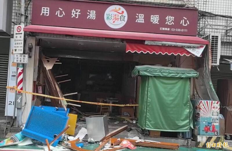 桃园区大同路一处餐馆昨晚疑似发生瓦斯气爆,现场一片凌乱。(记者谢武雄摄) 桃园区大同路一处餐馆昨晚疑似发生瓦斯气爆,现场一片凌乱。(记者谢武雄摄)