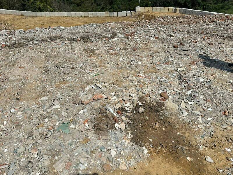 新竹检方指控非法弃土场业者罗义登涉嫌从双北、桃园长期大量引入建筑废弃物进宝山偷倒。(新竹地检署提供) 新竹检方指控非法弃土场业者罗义登涉嫌从双北、桃园长期大量引入建筑废弃物进宝山偷倒。(新竹地检署提供)