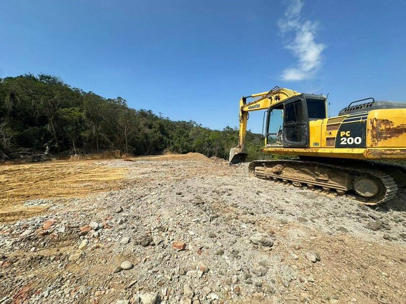 边倒、边挖、边填,竹检指控男子罗义登在宝山非法经营弃土场牟利。(新竹地检署提供) 边倒、边挖、边填,竹检指控男子罗义登在宝山非法经营弃土场牟利。(新竹地检署提供)