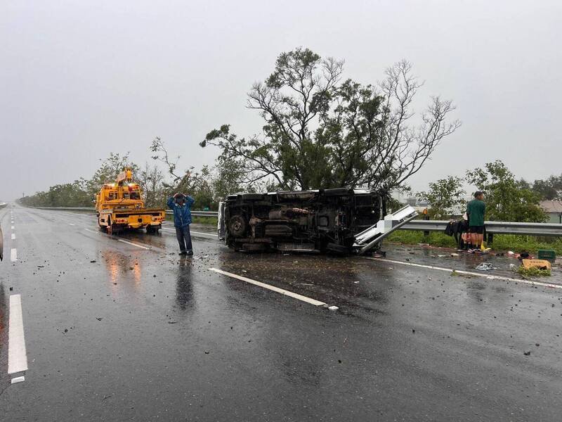 嘉义忠和国中棒球队休旅车天雨打滑翻覆。(民众提供) 嘉义忠和国中棒球队休旅车天雨打滑翻覆。(民众提供)