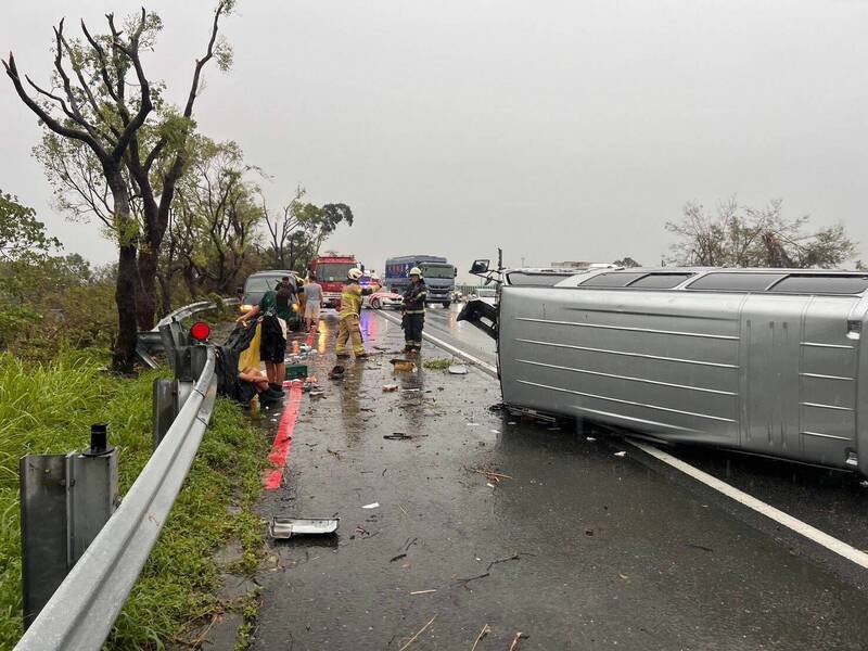 嘉义忠和国中棒球队休旅车天雨打滑翻覆。(民众提供) 嘉义忠和国中棒球队休旅车天雨打滑翻覆。(民众提供)