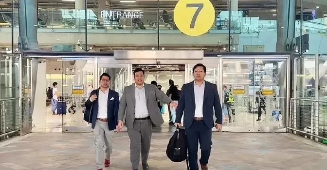 ·瓦差勒宋(中)和兄弟们现身泰国机场。