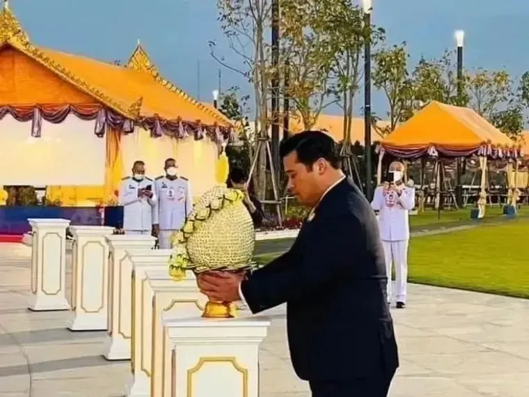 ·瓦差勒宋在拉玛九世纪念公园献花。