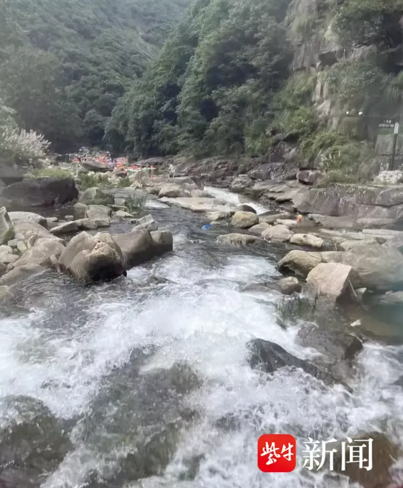 杭州景区村民捞起游客落水手机 索酬未果扔回水中