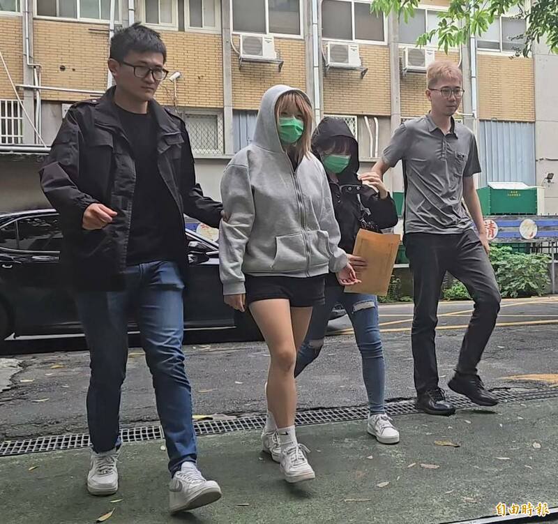 李姓男子的许姓女友(图左二)也涉案被捕。(记者王定传摄) 李姓男子的许姓女友(图左二)也涉案被捕。(记者王定传摄)