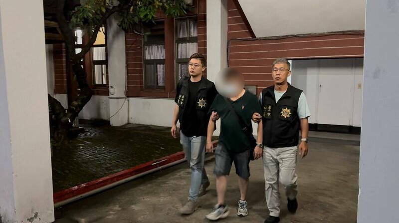 警方昨夜移送当舖业者张男(图中),检方今天清晨裁定无保请回。(民众提供) 警方昨夜移送当舖业者张男(图中),检方今天清晨裁定无保请回。(民众提供)