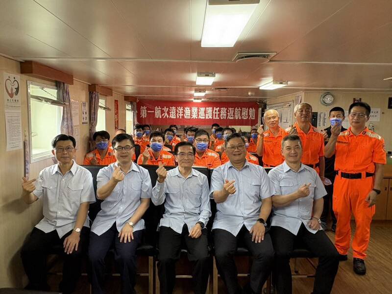 海巡署长张忠龙(前左3)等人慰劳巡护九号海巡人员。(海巡署提供) 海巡署长张忠龙(前左3)等人慰劳巡护九号海巡人员。(海巡署提供)