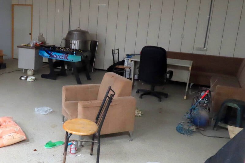 福利社内的椅子、电钻及看得到的器物都被拿来当刑具。(资料照,草屯警方提供) 福利社内的椅子、电钻及看得到的器物都被拿来当刑具。(资料照,草屯警方提供)