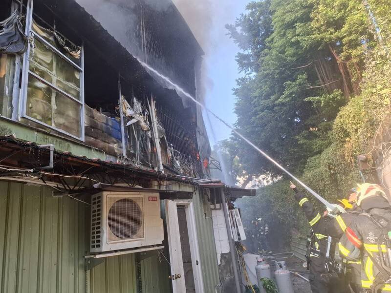 消防员到场救援。（记者王冠仁翻摄）