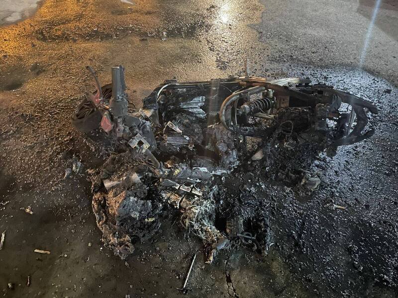 微型电动车烧到只剩骨架。（澎湖县政府消防局提供）