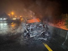 75岁骑士半夜机车逆向上国道 嘉义段撞轿车起火身亡