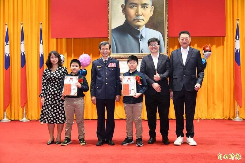 台北市警察局长李西河（左3）出席典礼。（记者王冠仁摄）