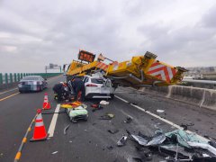 直直撞！台61麦寮段休旅车狠插防撞车 22岁男OHCA抢救