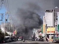 吓坏路人！苗栗头份中古车行失火 浓烟狂涌如「黑幕」