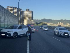 行经国3北上29.3K突昏迷撞护栏 休旅车驾驶紧急送医