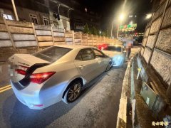 开车捡东西未注意路况 男驾车跨线撞上对向车