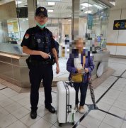 八旬老妇搭捷运 行李推进车厢却把自己忘在月台