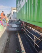 国1中坜路段货柜车爆胎擦撞轿车、内侧护栏  双向回堵5公里