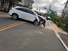 妇人驾驶休旅车失控撞电杆 车头毁损人送医