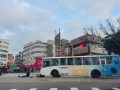 澎湖好行公车与机车车祸骑士轻伤 疑似红绿灯故障惹祸