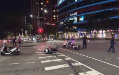 警「赶现场」闪灯开蜂鸣闯红灯 妇骑车疑未注意相撞