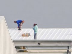 惊！工人登20公尺高铁皮仓库施工疑无安全帽、绳