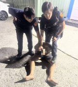 惊悚！ 台中男吸毒后持枪闯游泳池 朝6岁女童拉滑套、扣扳机