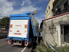 宜兰大货车货门松脱擦撞号志、民宅 轰然巨响吓坏住户