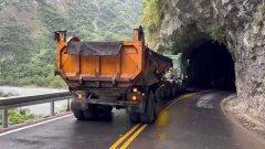 生死一瞬间！中横工程车自撞山壁车头烂  险坠20米深谷