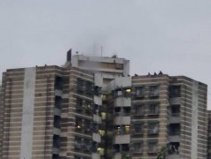 台北文山区大楼火警 消防救出2人1人呛伤送医