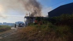 超过一世纪老字号 台南木炭行铁皮仓库失火