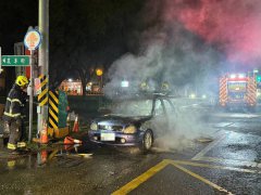 屏科大校门口「发炉」！小笼包老板蒸煮不慎引燃爱车