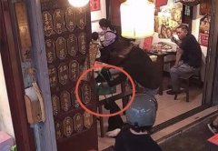 台中日常？ 男子黑轮店掉出「冲锋枪」 下一秒「讨价还价卖枪」
