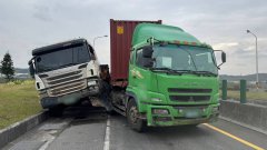 苗栗台61线联络道曳引车追撞 2车卡住车道