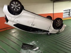 大楼地下室停车滚下坡道四轮朝天 网热议：怎么开到翻车？