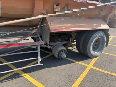 联结车掉落2轮胎毁3车 警方开罚