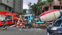 新北水泥预拌车闯红灯   撞完前车差数十公分险撞上路人