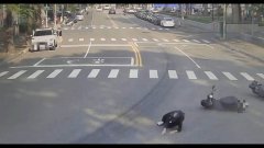 夭寿！小货车载废油一路滴 害4骑士犁田