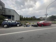 宜兰轿车恍神冲对向 机车闪避不及遭撞飞