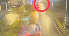 根本无法闪！宜兰24岁男警遭厢型车夹杀 后方行车纪录器曝光