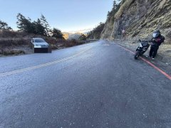 合欢山部分路段结霜融解 路面打滑险酿祸