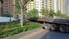 拖板车失控跨分隔岛撞灯杆    驾驶送医命悬一线