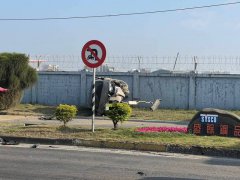 高雄连环车祸 妇人疑闯红灯肇事