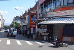 左转切西瓜？一中商圈女骑士「鬼切」对撞机车酿2伤 画面曝光网骂翻