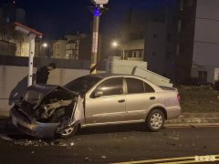 职业军人酒驾被勒令退伍  今晨酒后又驾车冲撞路边停放车辆及中华电信电箱