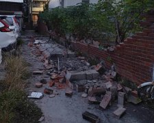 轰隆！才刚贴公告要拆 整片围墙突倒塌险砸人车